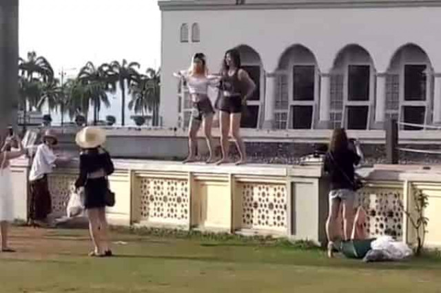 Мечеть закрыли для туристов из-за провокационных танцев
