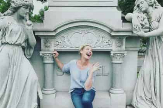 Пользователи сети затравили известную актрису за фото на могиле