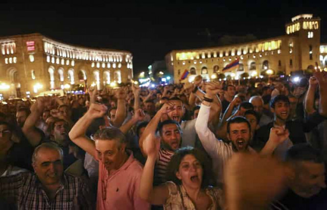 Организаторы призвали участников митинга оппозиции в Ереване разойтись по домам
