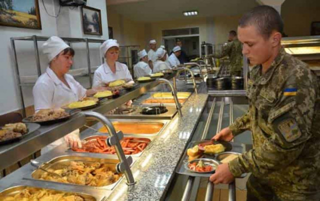 Суд зупинив перехід армії на нову систему харчування