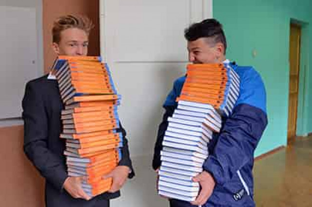 Путин поручил подумать о создании монополиста на рынке школьных товаров