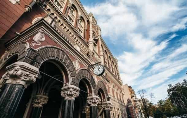 Нацбанк скупает дешевый доллар