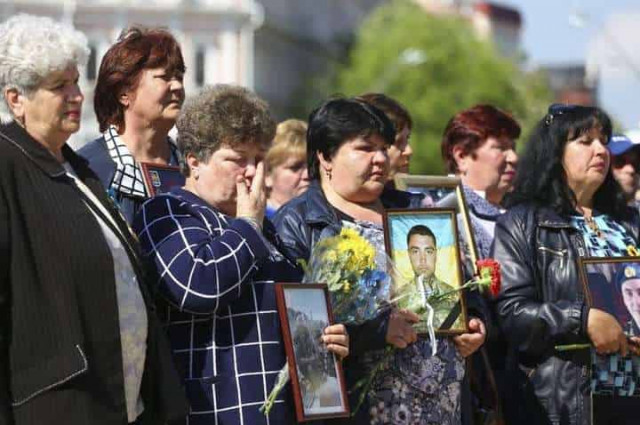 «Мамы»: в Украине проходит флешмоб, посвященный мамам погибших солдат (ФОТО)