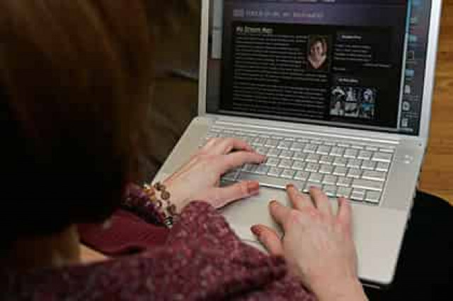 Познакомившиеся в сети пары реже женились и чаще разводились