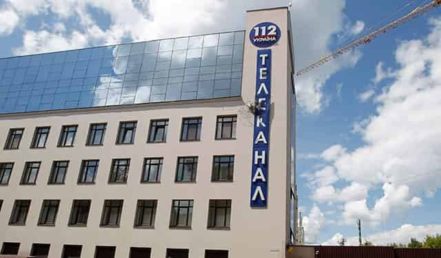 «Теперь Зеленскому есть чем похвастать перед Порошенко»: Сеть обсуждает атаку на телеканал «112 Украина»