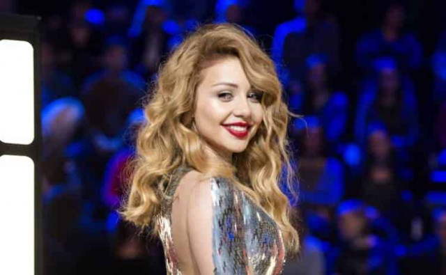 Тина Кароль показала осиную талию в обтягивающем ультра-мини (ФОТО)