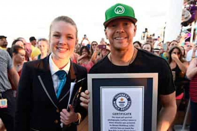 Брат Марка Уолберга установил мировой рекорд по количеству селфи на время