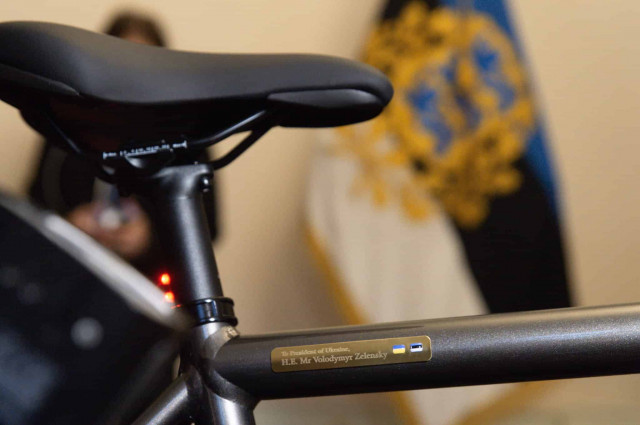 Президент Естонії подарувала Зеленському велосипед (ФОТО)