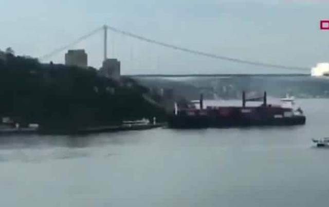 Судно под флагом Либерии врезалось в берег под прямым углом