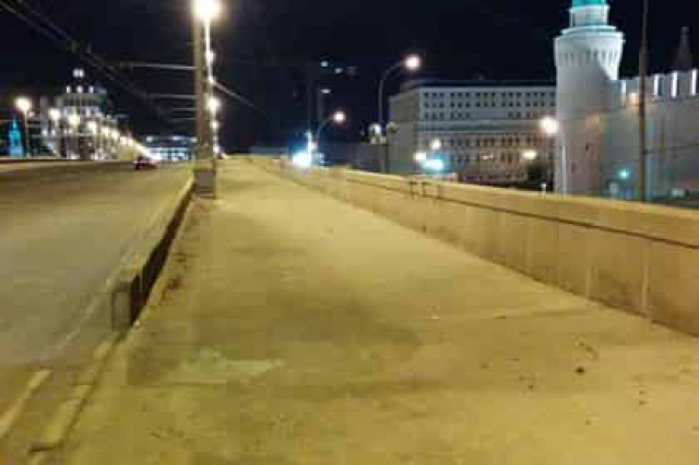 С места убийства Немцова убрали все цветы и фотографии
