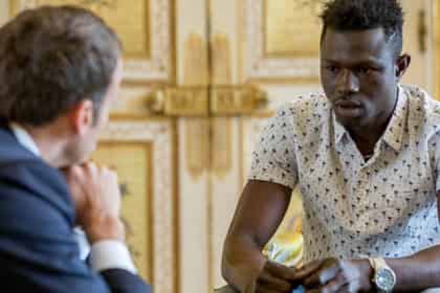 Быстро залезшему на пятый этаж малийцу дали гражданство Франции
