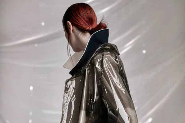 Полупрозрачная пластиковая одежда — тренд лета-2019
