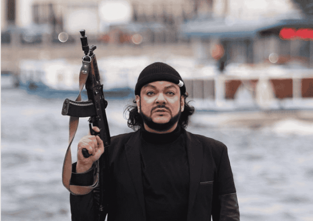 Киркоров вышел на улицы Петербурга с автоматом в руках
