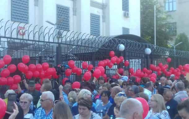 Время не лечит - семьи погибших солдат пикетируют посольство РФ в Киеве