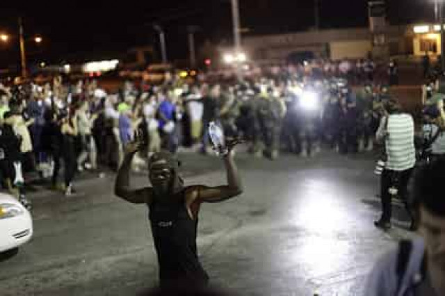 Протестующие в Фергюсоне ранили полицейского