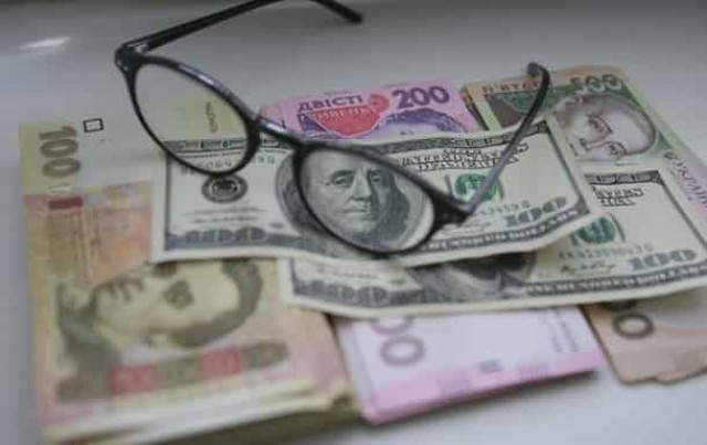 Средняя зарплата украинцев резко снизилась (ГРАФИК)