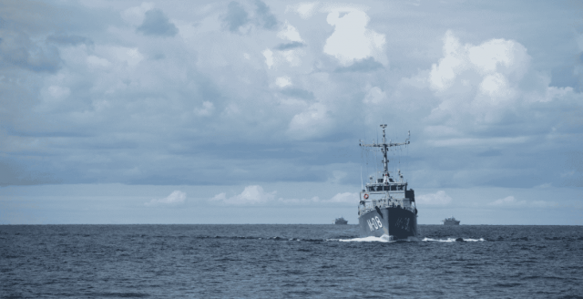 Военный корабль РФ заметили на границе с Латвией