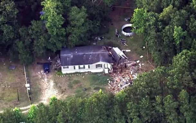 В США самолет упал на жилой дом: есть жертвы