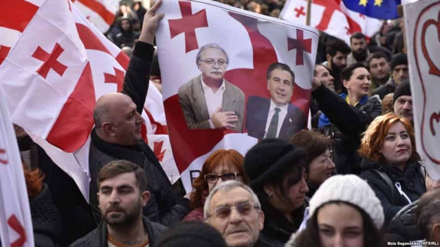 В Грузии тысячи активистов протестуют за отставку главы МВД