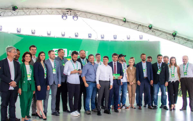 Слугам народа раздали шпаргалки для общения с прессой 