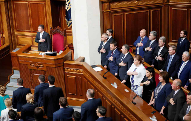 Парламент утвердил состав временного президиума - список