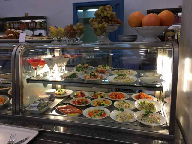 Семга и бутерброды с икрой: Чем кормят новоизбранных депутатов в столовой Рады