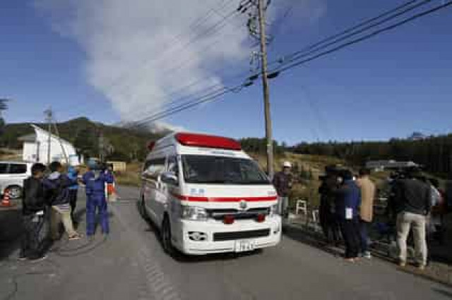 В Японии спасатели отправились на вершину вулкана за телами 27 человек