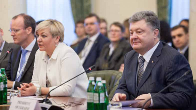 Порошенко подарил Гонтаревой смешную футболку (ФОТО)