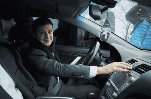 Зеленський особисто за кермом автомобіля перевірив відремонтовану ділянку траси Запоріжжя - Маріуполь