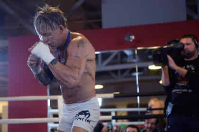 Микки Рурк нокаутировал соперника во втором раунде
