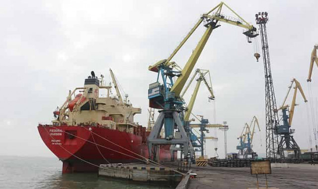 Россия продолжает блокаду Мариуполя — суда, не дождавшись пропуска, отправляются назад