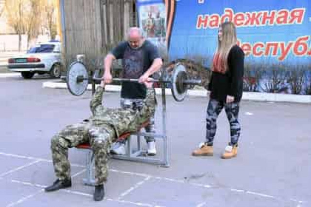 Сильнейшая девочка мира провела в ДНР турнир по русскому жиму
