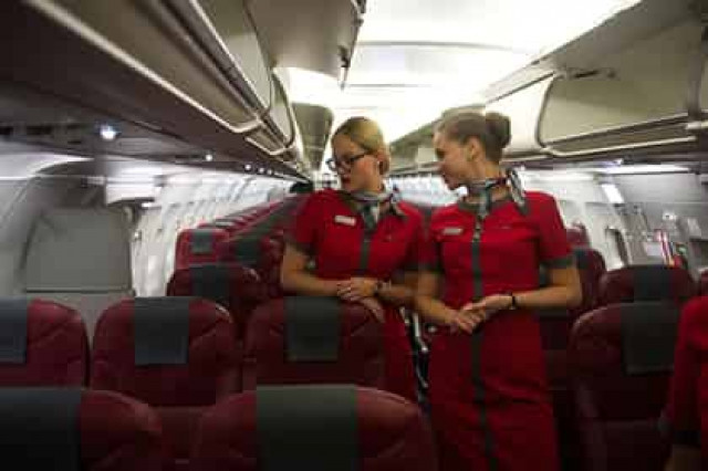 Стюардесс избавят от юбок впервые за 72 года