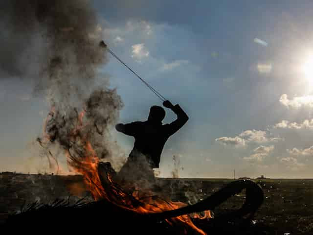 Палестинцы бросают взрывные устройства на границе сектора Газа