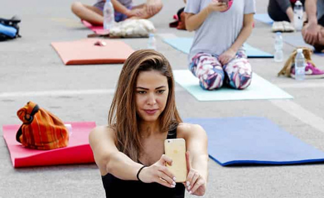 90% времени в спортзале женщины тратят на селфи
