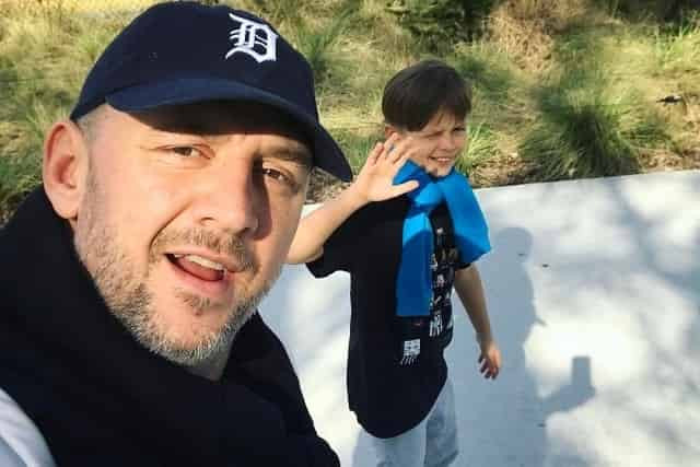 По стопам отца: сын Потапа зачитал рэп на выпускном
