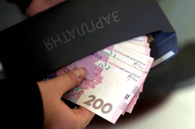 Українцям перерахують зарплати згідно із законом: хто отримає надбавку в липні