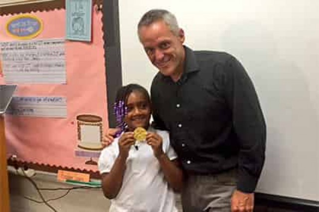 Семилетняя американка нашла в мусоре золотую медаль Игр-1992