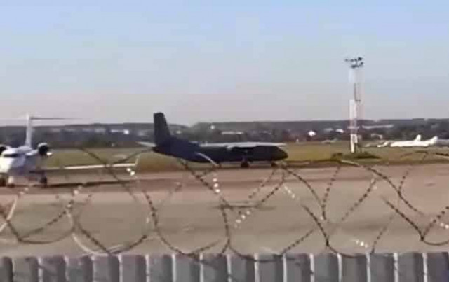 В аэропорту Киев сел военный самолет