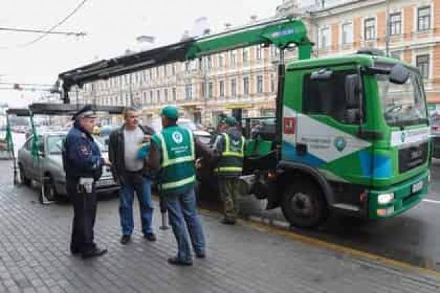 В Думе РФ предложили уведомлять водителей об эвакуации машин с помощью SMS