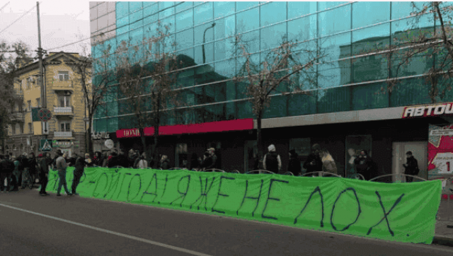 Мітингувальники в Маріуполі принесли Зеленському рожеву труну: «Після відведення «Гради» долетять сюди!» (ФОТО)