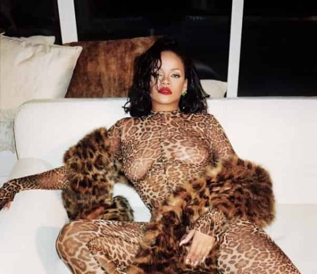 Rihanna captivates men with her daring posture (PHOTOS)