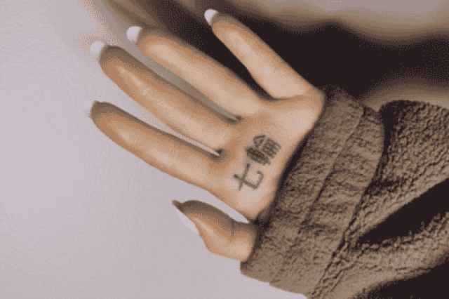 Ариана Гранде набила татуировку с нелепой ошибкой и придумала оправдание