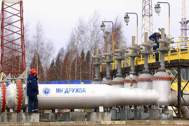Украина получила от России компенсацию за «грязную» нефть: названа сумма