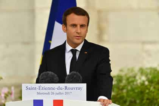 Макрон указал на важность развития диалога с Россией