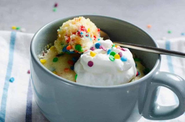 Кекс у чашці з корицею: як приготувати смачний десерт за пару хвилин
