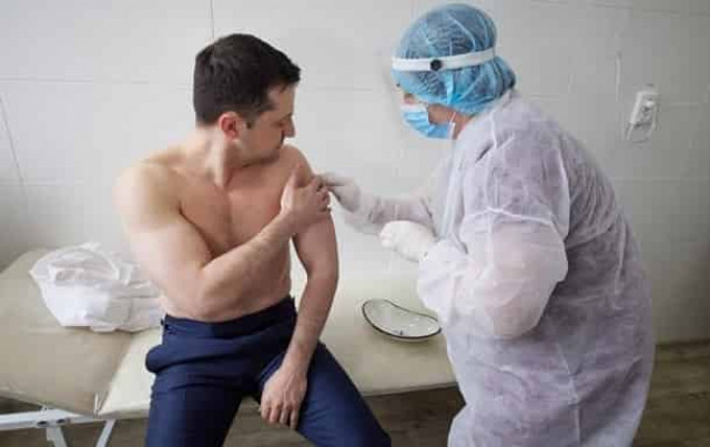 Зеленский на Донбассе привился от коронавируса