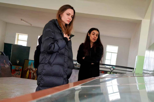 Анджелина Джоли не смогла сдержать слез во время поездки в Ирак
