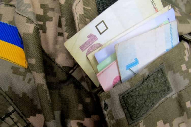 В Украине изменили выплаты для военных: кому урезали доплаты в 30 тысяч, а кто получит 100 тысяч
