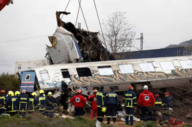 Число жертв столкновения поездов в Греции выросло до 57

